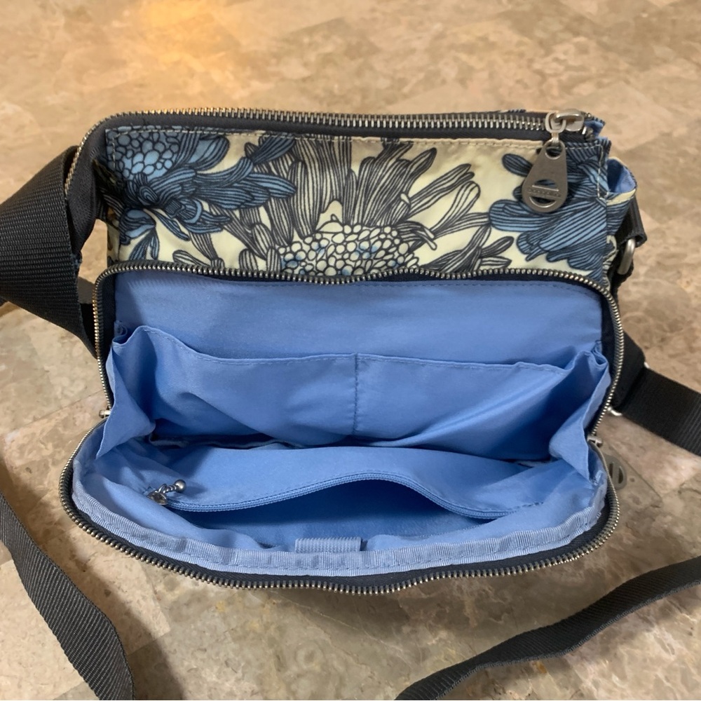 Baggallini Floral Crossbody Bag Turn Lock Purse Anywhere Everywhere Blue Cream! - Picture 10 of 16